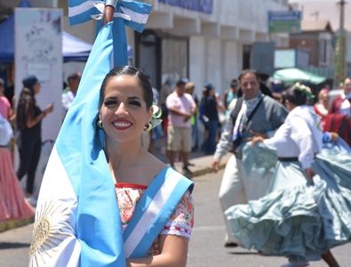 Con colorido pasacalle se realizó lanzamiento del XI Festival Folclórico Internacional “Nuestras Raíces”. Presentaciones se extenderá hasta este sábado