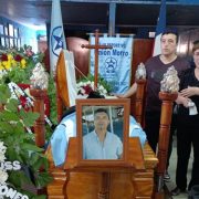 Centenares de artistas y amigos, acompañan a familia de Sergio Pizarro Pizarro en su velatorio, que se prolongó por toda la noche