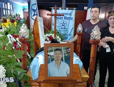 Centenares de artistas y amigos, acompañan a familia de Sergio Pizarro Pizarro en su velatorio, que se prolongó por toda la noche