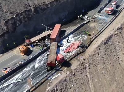 Grave accidente de tránsito con choque de camiones de gran tonelaje, dejó a una persona herida.