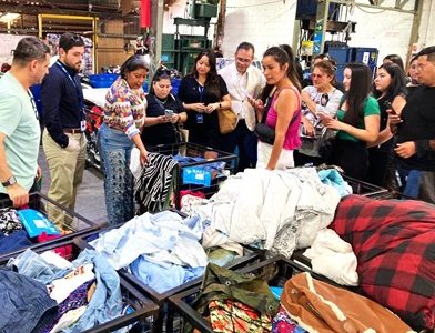 Diseñadoras y artesanas seleccionaron textiles en desuso para participar en pasarela que se realizará en la Salitrera Humberstone.