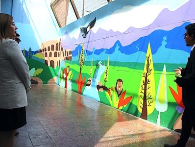 Jóvenes en proceso de reinserción crean un colorido mural de grandes proporciones en el Centro de Internación de Iquique
