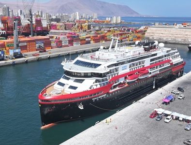 Recaló en Iquique penúltimo crucero de temporada 2024-2025. Grupos de cruceristas se trasladaron a la Salitrera Humberstone.