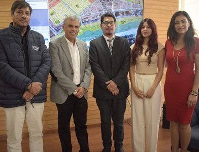 Tesistas de arquitectura de la UNAP presentan proyectos de títulos al alcalde de Iquique. Ex ballenera y Estadio son los puntos focales de iniciativas