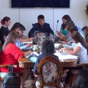 Investiga agresión a exconcejala de Pica cometidas por sobrinas del alcalde. Municipio asevera que hechos ocurrieron fuera del edificio consistorial.