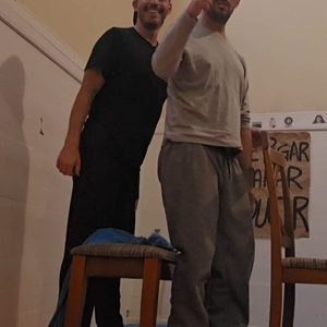 Periodista Alejandro Álvarez Rivero da los primeros pasos, luego de iniciar proceso de rehabilitación que durará al menos, 9 meses.