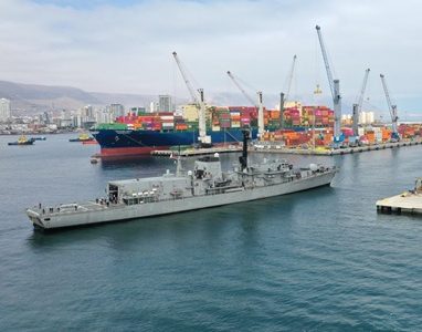 Por conmemoración del 21 de mayo, las Fragatas Lynch y Condell recalan en Puerto de Iquique y abren sus puertas al público