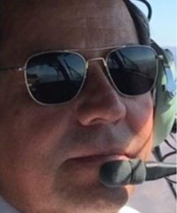Esposa e hijos de piloto fallecido en accidente descartan falta de experiencia. Piden a los medios que sean responsables y respetuosos con su memoria