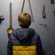 Traspasando las fronteras: En Panguipulli fotógrafa exhibe muestra “Huellas del Salitre”, para difundir parte de esa historia en el sur de Chile