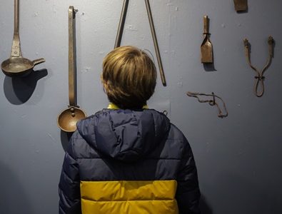 Traspasando las fronteras: En Panguipulli fotógrafa exhibe muestra “Huellas del Salitre”, para difundir parte de esa historia en el sur de Chile