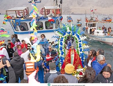 Foto Libro grafica con imágenes a Iquique, sus festividades y rituales, que dan cuenta del sentido de identidad y memoria visual