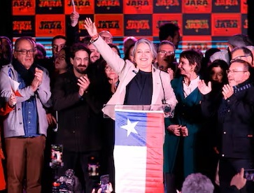 Jeannette Jara lo hizo: Arrasó en las primarias y superó suma de votos de sus tres contendores juntos, propinando duro golpe a Tohá, que debió sumarse al triunfo