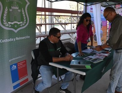 Gendarmería participó con stand informativo en Plaza Ciudadana, aclarando dudas de los visitantes