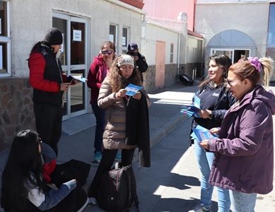 Realizan campaña contra trata de personas en Complejo Fronterizo de Colchane. Promueve realizar denuncias en casos de explotación sexual y trabajo forzado
