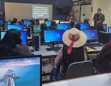 Programa Originarias y UNAP realizan Escuela de Alfabetización Digital que empoderará a educadoras indígenas de Chile