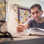 Matrícula en doctorados en educación creció más de 2.600% en Chile, pero solo el 60% cuenta con acreditación
