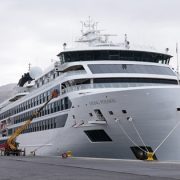 Partió la temporada de cruceros 2025-2026 con recalada del Viking Polaris. Viajeros realizan visita al Teatro Municipal de iquique