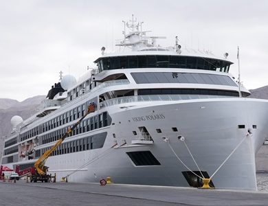 Partió la temporada de cruceros 2025-2026 con recalada del Viking Polaris. Viajeros realizan visita al Teatro Municipal de iquique