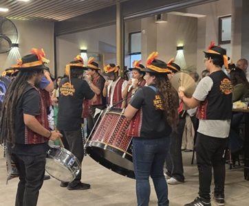 Muy a su estilo y forma de ver la vida, con música, danzas y muchas y transversales visitas, en velatorio de Mario Cruz Bustamante.