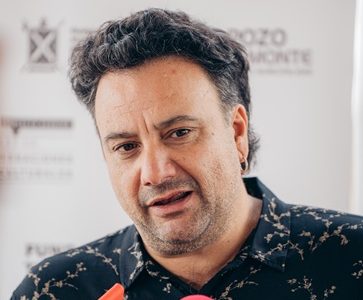 Martín Erazo, director artístico de la Compañía La Patogallina, presenta un espectáculo inspirado en el Gigante de Tarapacá.