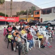 Niñeces, adolescencias y personas mayores, disfrutaron de «Cine en tu Barrio», en la población Jorge Inostroza