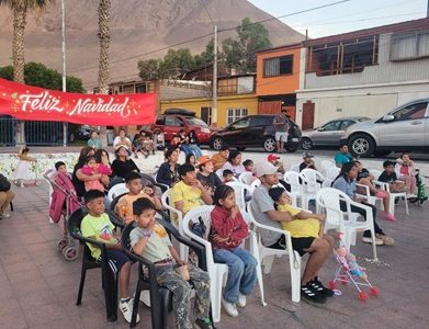 Niñeces, adolescencias y personas mayores, disfrutaron de «Cine en tu Barrio», en la población Jorge Inostroza