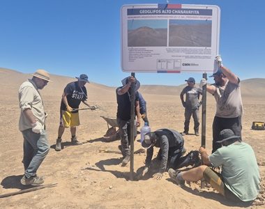 Bienes Nacionales y vecinos de Chanavayita instalan letreros para proteger geoglifos costeros