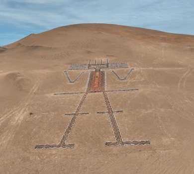Monumental obra de reciclaje “El Gigante Vestido” instalan en sector Pampa Perdiz, que destaca la emblemática figura ubicada en Cerro Unitas