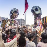 Imperdible panorama del Festival Tarapacá a Mil 2026, que trae a Iquique, este martes 6 pasacalle «El Gigante y los niños Wara Wara