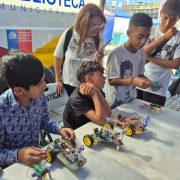 Estudiantes del Taller de Robótica de la Biblioteca Municipal muestran sus creaciones a la comunidad de Alto Hospicio
