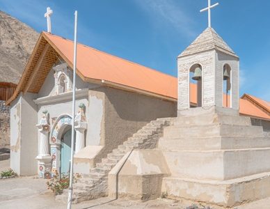 Libro rescata reconstrucción patrimonial de iglesias andinas de Tarapacá afectadas por terremoto de 2005.