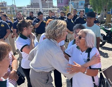 Delegada Regional Adriana Tapia se reunió con vecinos del sector Plaza Arica, para hablar de seguridad y migración.