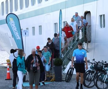 Crucero Artania arribó al Puerto de Iquique. Turistas realizaron visitas a Salitreras, Geoglifos de Pintados y localidad de Pica