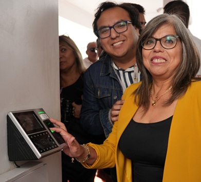 Última marcación de asistencia dejando su huella en la máquina de control, realizaron dos funcionarios de la MAHO que se acogieron a retiro voluntario