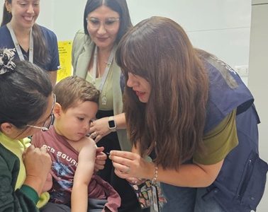 Con actividad comunitaria, Salud Municipal de Alto Hospicio refuerza llamado a vacunarse contra la influenza a la población de riesgo