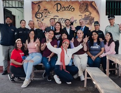Única radio intrapenitenciaria de Chile, fundada por periodista Carlos Aubert, fortalece labor con entrega de nueva implementación