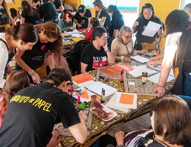 Taller «Arte de papel» conecta a través de la experimentación visual y la reflexión comunitaria, a dos grupos históricamente segregados
