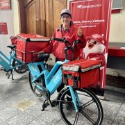 Entregan bicicletas eléctricas con baterías de litio y hasta 200 kilómetros de autonomía para apoyar la labor de carteros en Iquique.