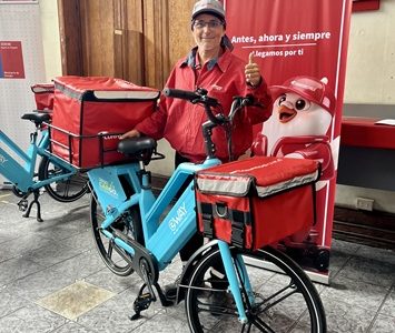 Entregan bicicletas eléctricas con baterías de litio y hasta 200 kilómetros de autonomía para apoyar la labor de carteros en Iquique.