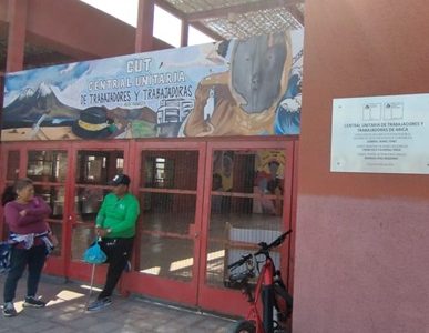 Trabajadores y trabajadores, conmemoraron el 1º de Mayo en Arica, fuera de la sede la CUT, que permaneció cerrada