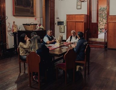 Gobernador Carvajal y Obispo Covili abordan alternativas para mejorar la Catedral de Iquique, icónico patrimonio religioso de Iquique