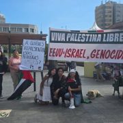 La memoria de las infancias palestinas se tomó la Plaza Prat, con una acción pública que buscó hacer conciencia en la comunidad iquiqueña