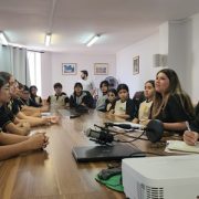 Estudiantes participan en mesas de conversación que recogen sus experiencias para incluir en el Plan Nacional de Entornos Seguros