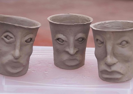Jóvenes en proceso de reinserción realizan taller de cerámica ancestral, que promueve conexión emocional y aprendizaje técnico en adolescentes