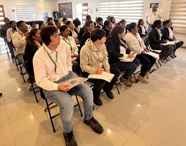 Estudiantes del Liceo Bicentenario Kronos de Alto Hospicio conocen operación del Puerto de Iquique