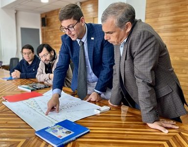 Energía, seguridad y desarrollo urbano marcan reunión entre Seremi y alcalde de Iquique en un enfoque de planificación energética de la comuna