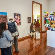 Gran interés por exposición fotográfica «La Tirana: Fe, Devoción y Memoria», que se mantiene abierta en Sala de Arte de Collahuasi