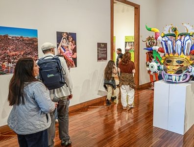 Gran interés por exposición  fotográfica «La Tirana: Fe, Devoción y Memoria», que se mantiene abierta en Sala de Arte de Collahuasi