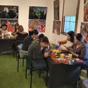 Gran interés despiertan talleres gratuitos de flores de hojalata y máscaras, que se realizan en contexto de festividad religiosa