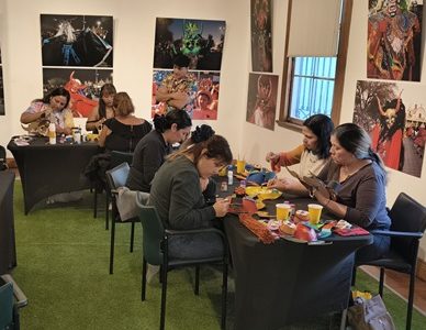 Gran interés despiertan talleres gratuitos de flores de hojalata y máscaras, que se realizan en contexto de festividad religiosa